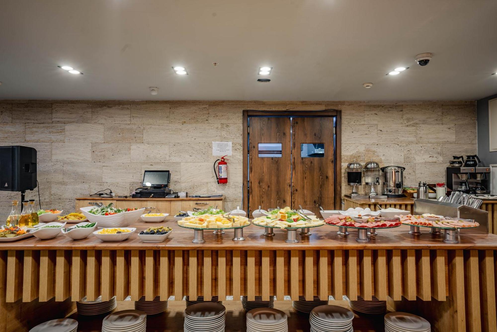 Gudauri Inn Kültér fotó The buffet at the restaurant