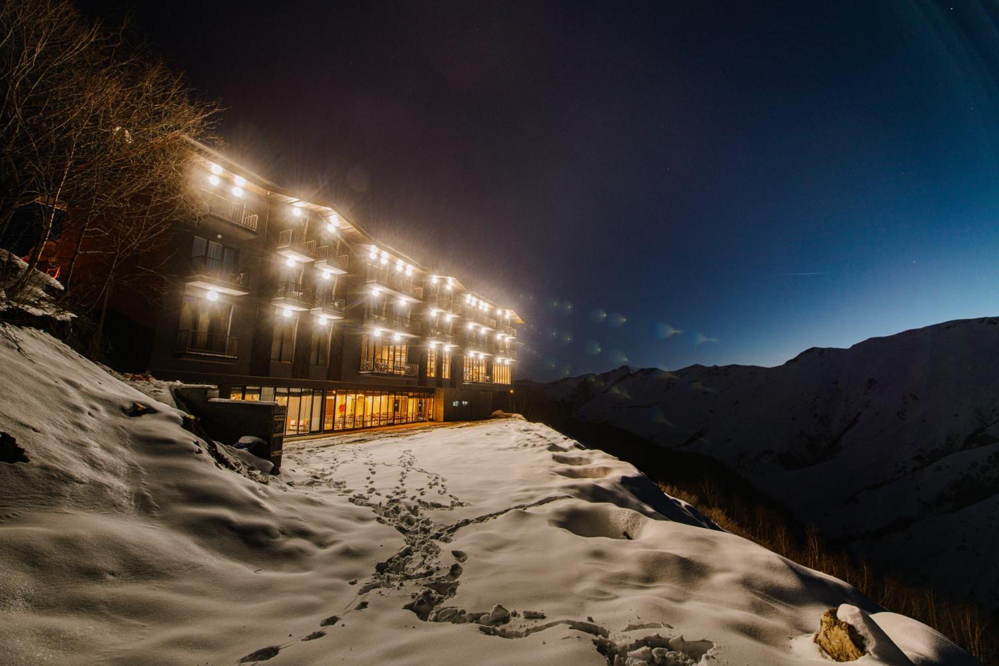 Gudauri Inn Kültér fotó The hotel at night