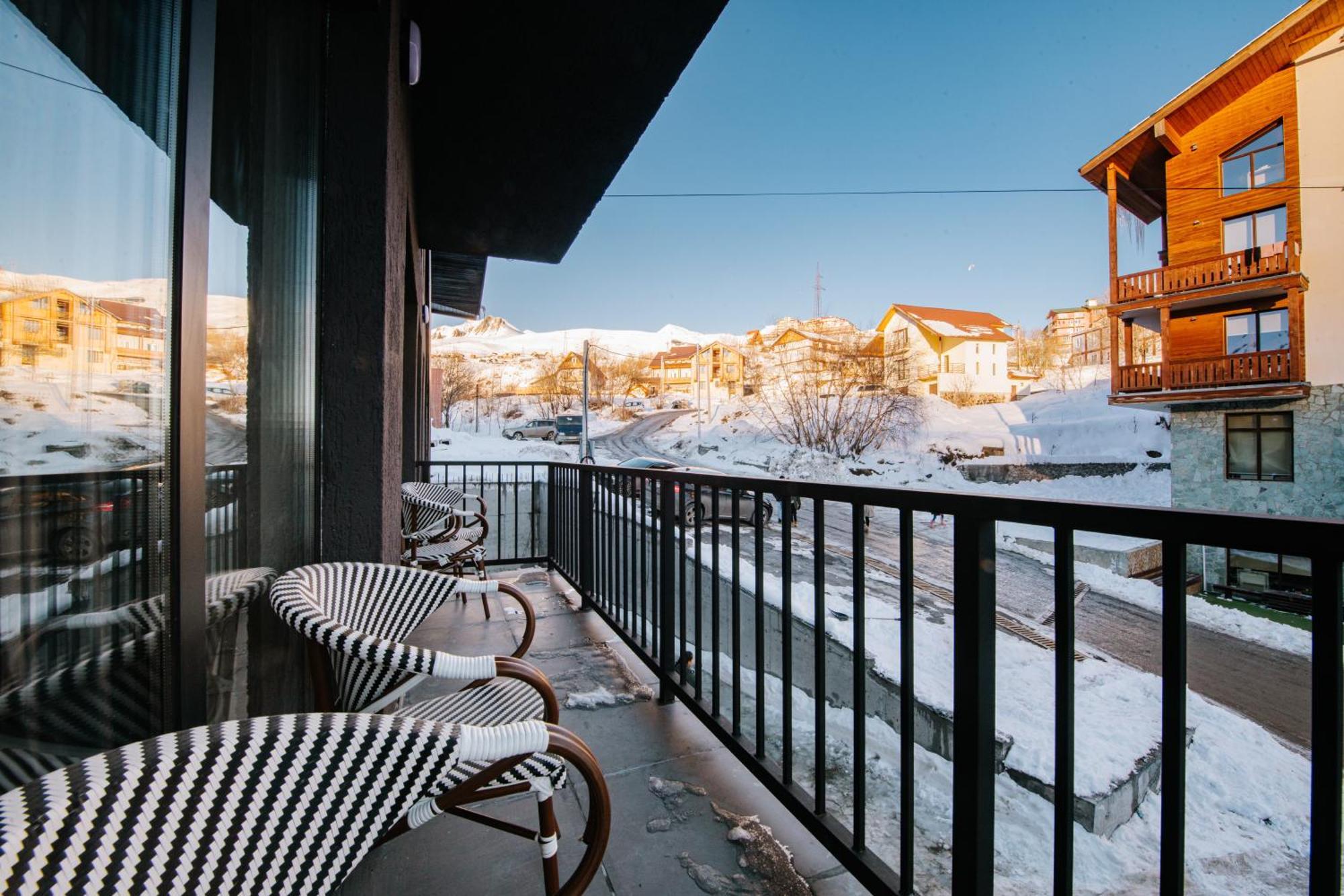 Gudauri Inn Szoba fotó A balcony in the winter