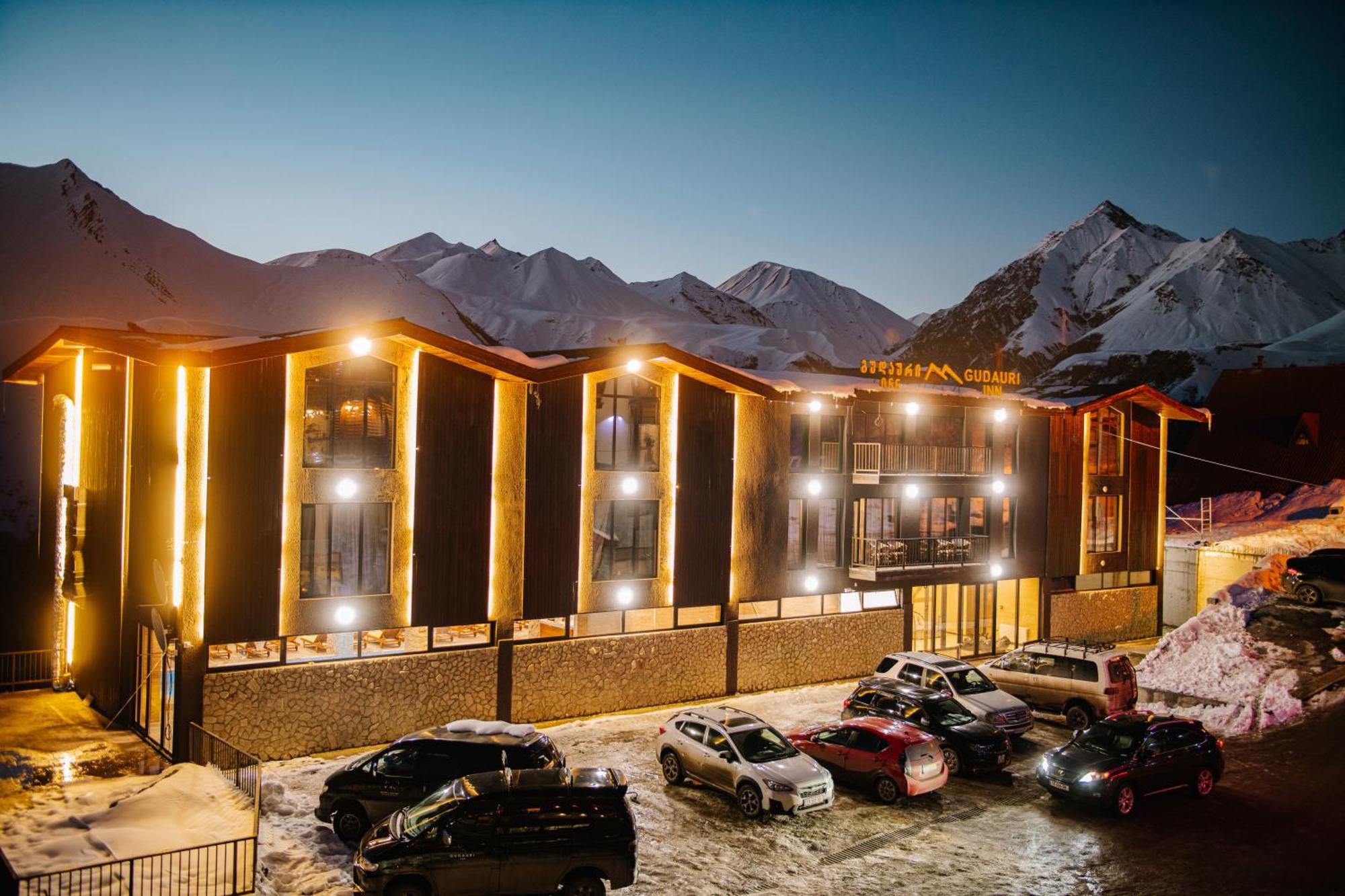 Gudauri Inn Kültér fotó The hotel at night
