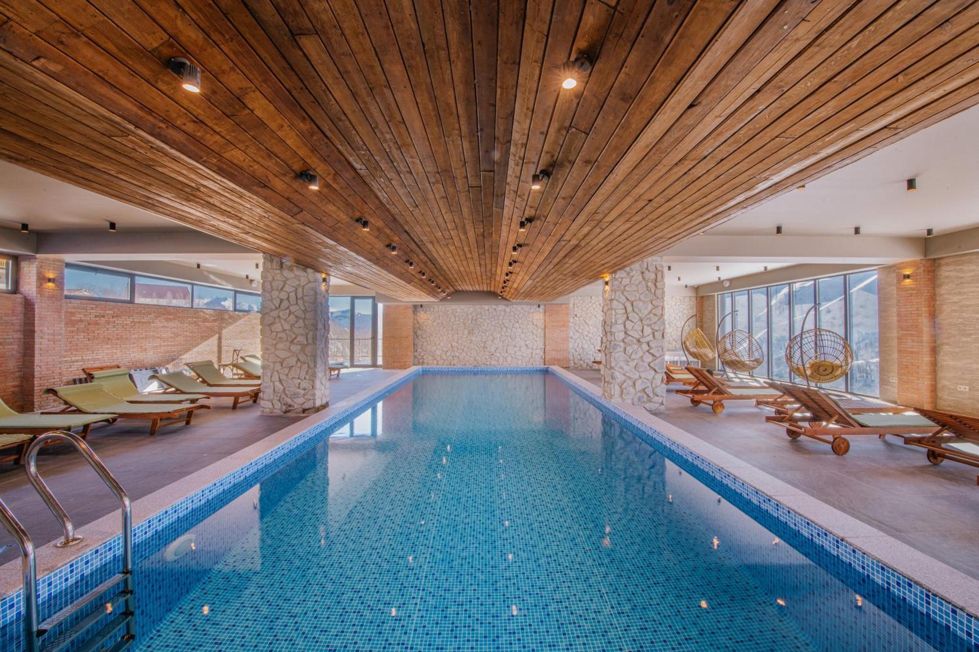 Gudauri Inn Kültér fotó The swimming pool at the hotel